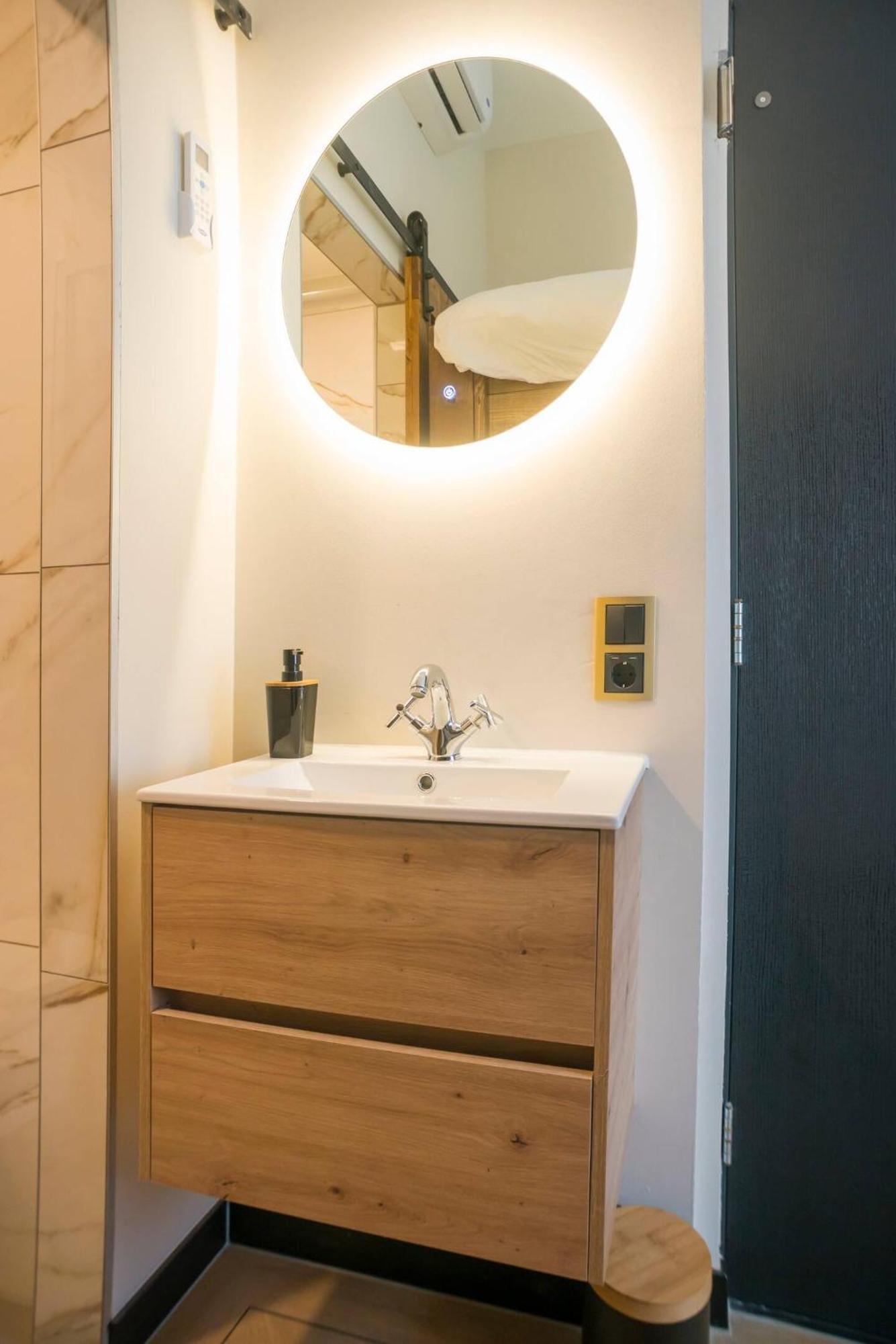 Petite Room With Wifi, Ac, And Shared Kitchen Tilburg Exteriör bild